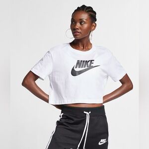 Nike Sportswear Essential Women's Cropped Logo T Shirt Medium